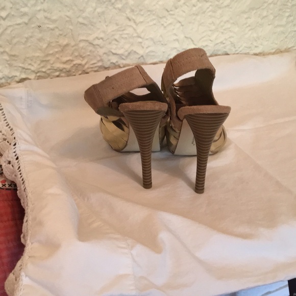 BCBGeneration Gold heels - Picture 3 of 9